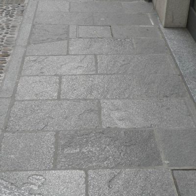 PAVIMENTO TAGLIO DIAMANTE BEOLA BIANCA (antichizzata con presenza di venature marroncine)